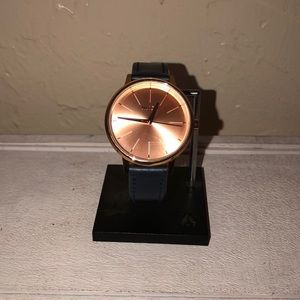 Nixon Kensington leather. Rose gold/navy leather.
